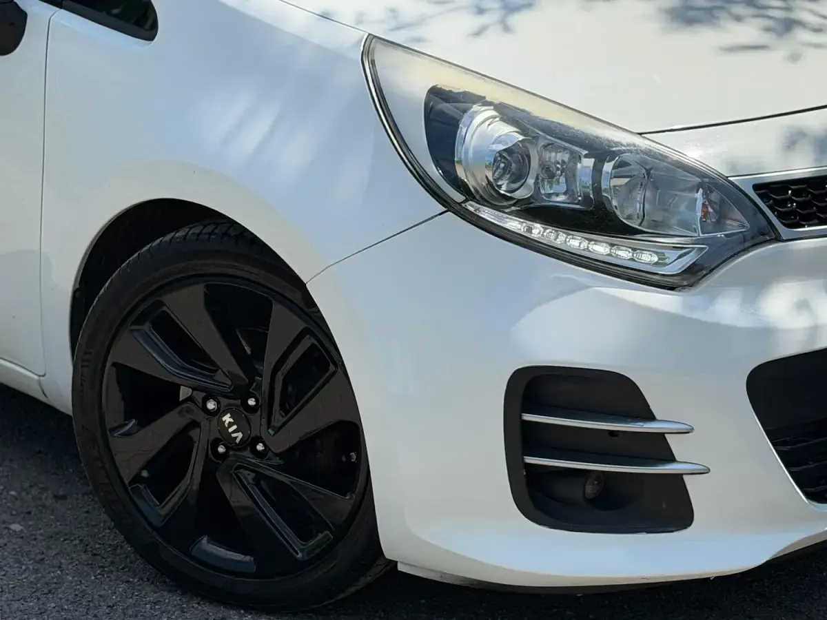 Used Kia Rio 2015 White Hatchback