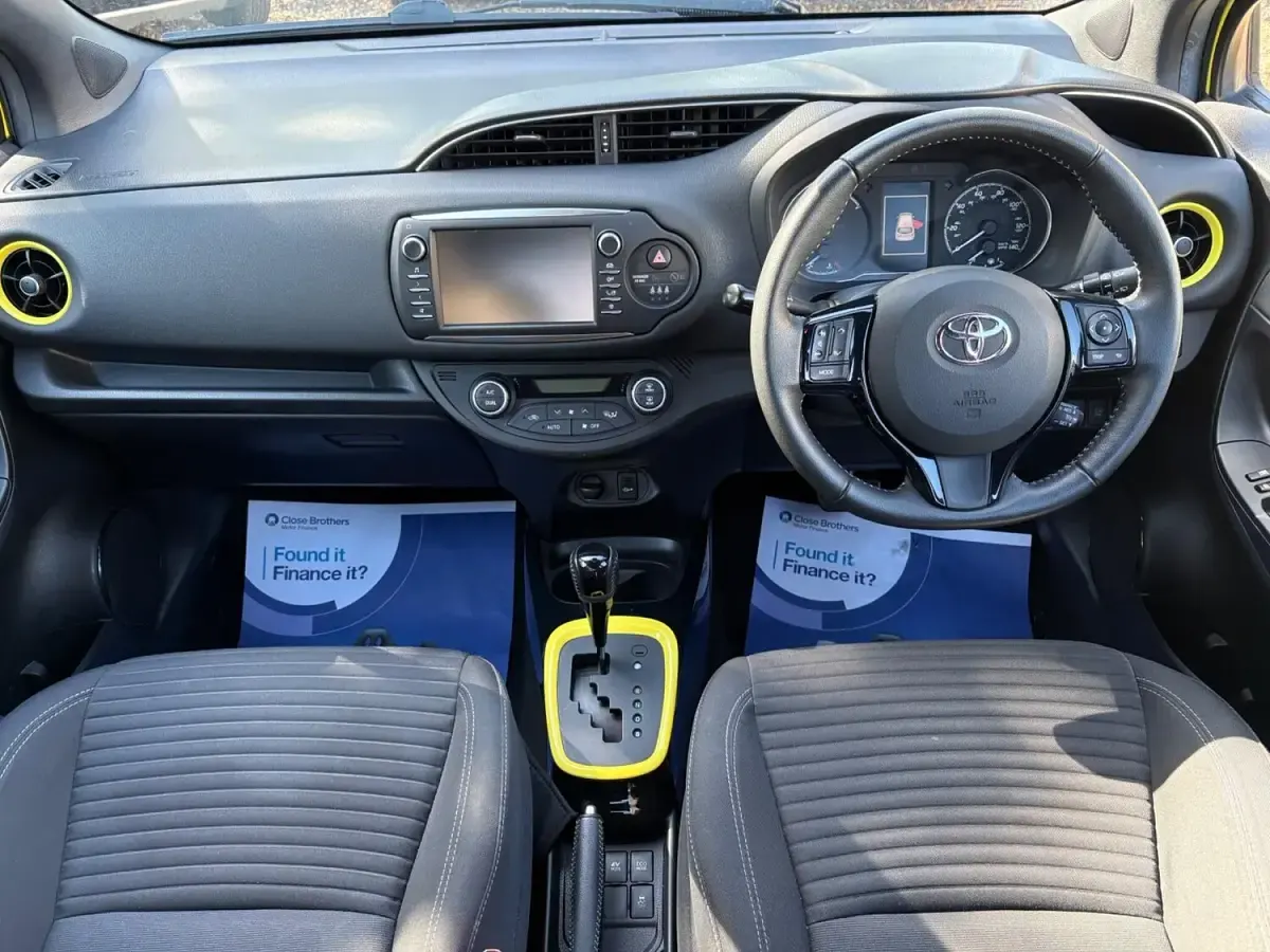 Używany Toyota Yaris Hybrid Edition 2017 Żółty Hatchback