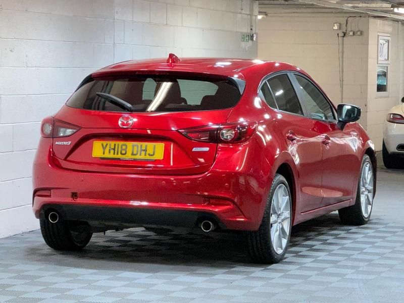 Używany Mazda 3 Inclusive 2018 Czerwony Hatchback