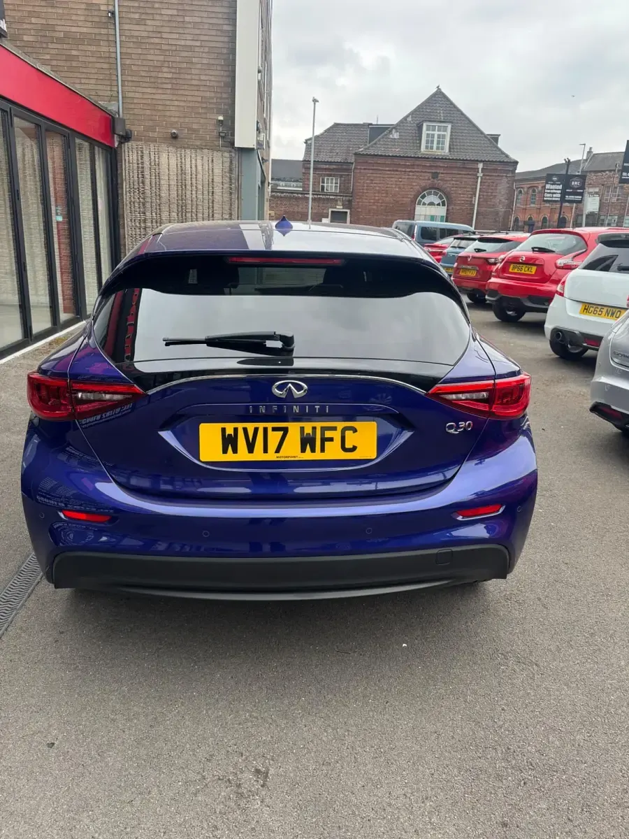 Used Infiniti Q30 Business Executive 109 HP (80 kW) 2017 Blue Hatchback