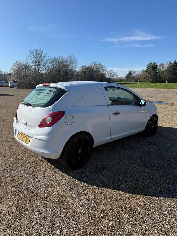 Used Vauxhall Corsa 95 HP (69 kW) 2013 White Hatchback