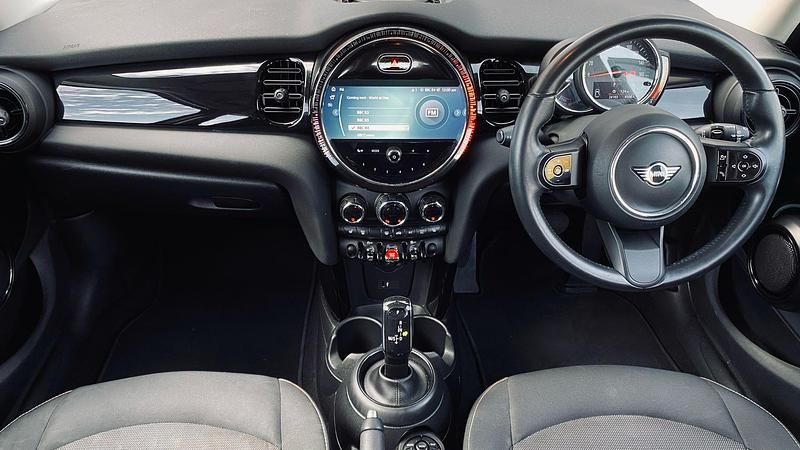 Used Mini Cooper Classic 134 HP (98 kW) 2022 Red Hatchback