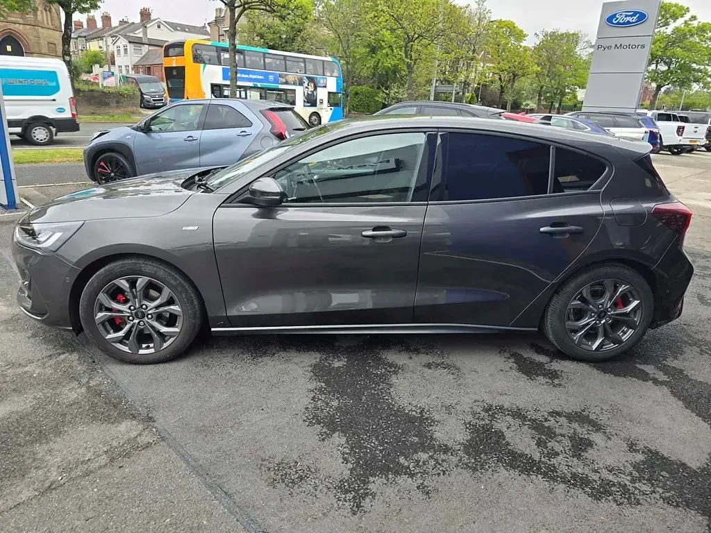Usado Ford Focus ST-Line 2023 Gris Utilitario