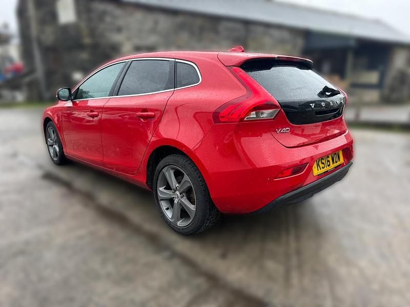 Used Volvo V40 Inscription 120 HP (88 kW) 2016 Red Hatchback