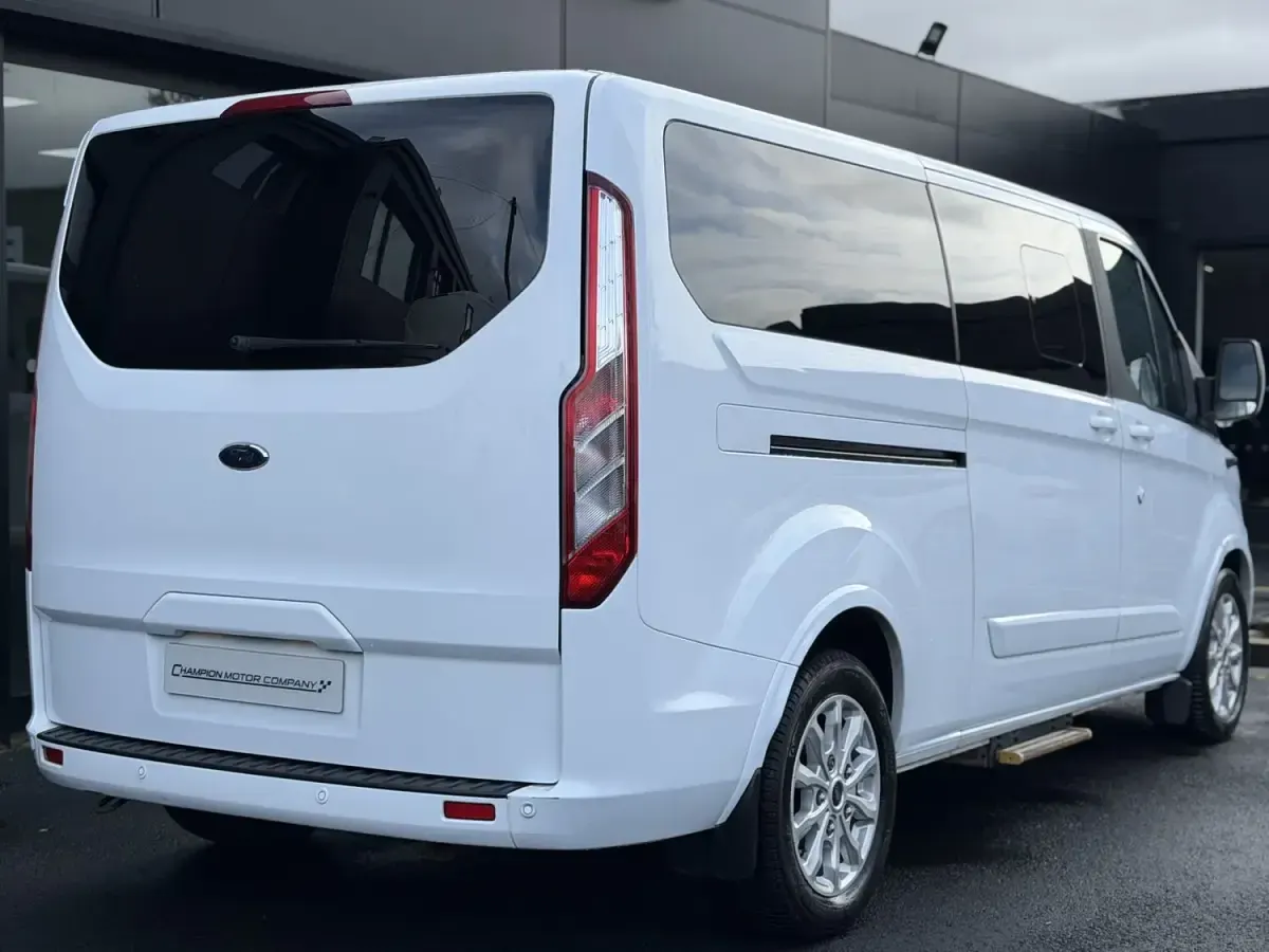 Used Ford Tourneo Custom Titanium 130 HP (95 kW) 2018 White Van