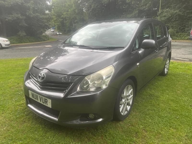 Usado Toyota Verso 150 HP (110 kW) 2011 Cinzento Monovolume