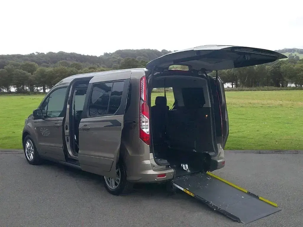 Used Ford Grand Tourneo Connect Titanium 120 HP (88 kW) 2020 Silver MPV