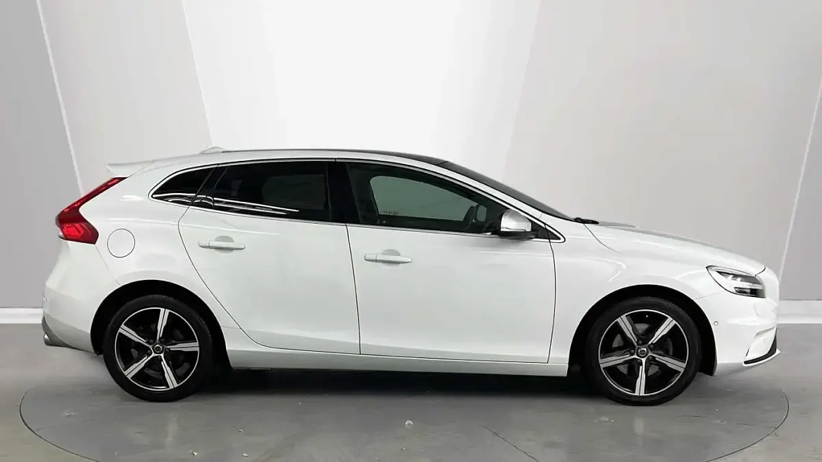 Used Volvo V40 R-Design 150 HP (110 kW) 2018 White Hatchback