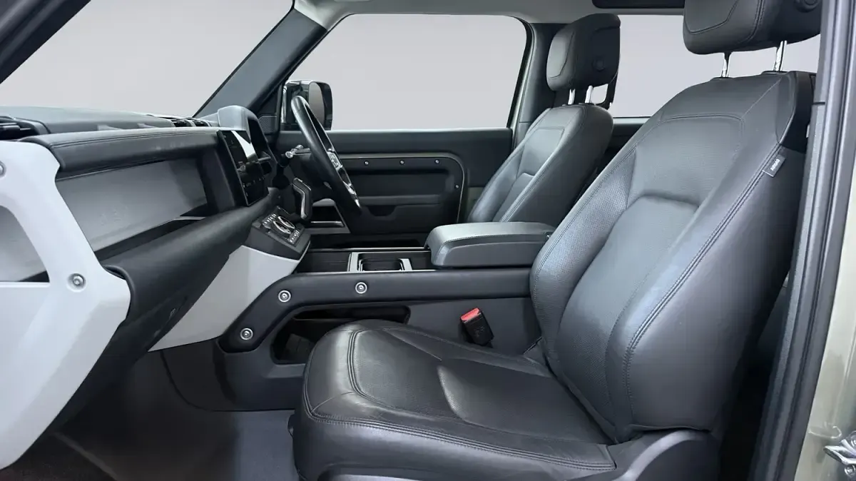 Used Land Rover Defender HSE 2023 Pangea green SUV