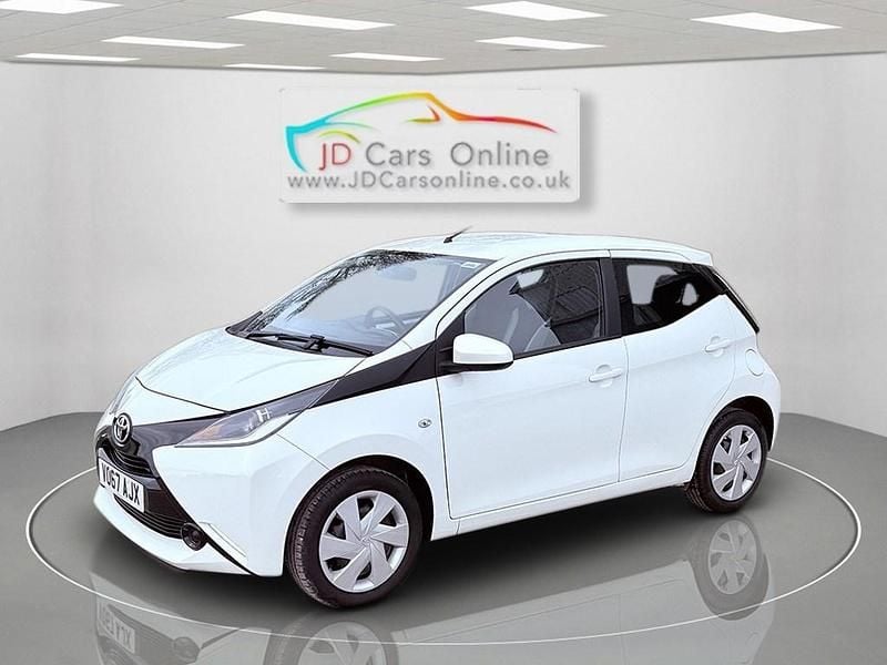 Used Toyota Aygo X-play 69 HP (50 kW) 2017 White Hatchback