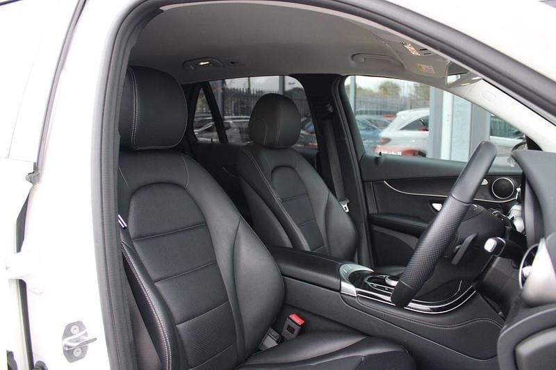 Used Mercedes GLC250 211 HP (155 kW) 2018 White Estate