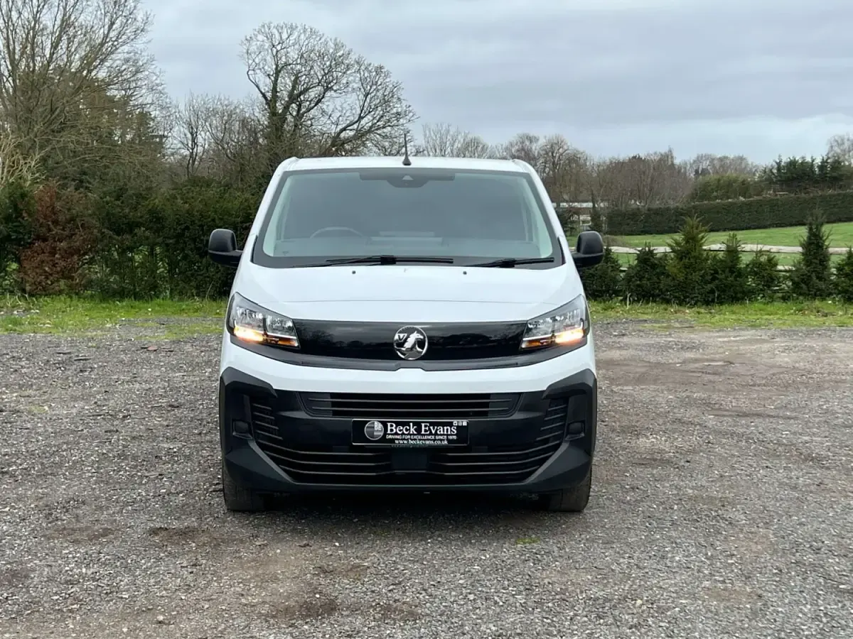Second-hand Vauxhall Vivaro S 2025 Alb Monovolum