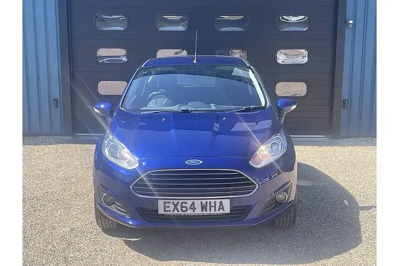 Używany Ford Fiesta Zetec 82 KM (60 kW) 2014 Niebieski Hatchback