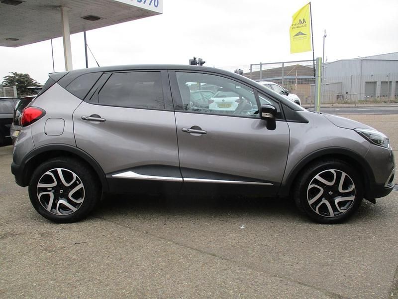 Used Renault Captur Dynamique 90 HP (66 kW) 2016 Grey SUV