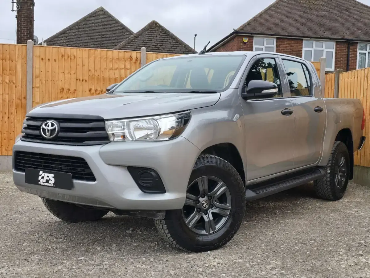 Used Toyota HiLux Active 150 HP (110 kW) 2017 Silver Pickup