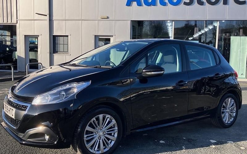 Used Peugeot 208 Signature Sky 82 HP (60 kW) 2019 Hatchback