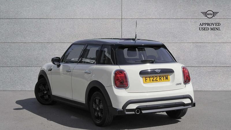 Usado Mini Cooper Classic 134 HP (98 kW) 2022 Branco Citadino