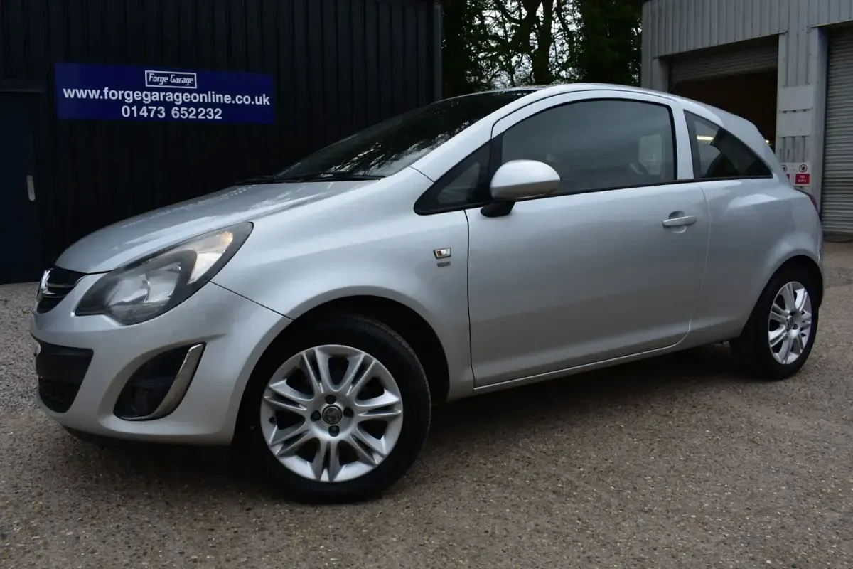 Second-hand Vauxhall Corsa 75 CP (55 kW) 2013 Argintiu Hatchback