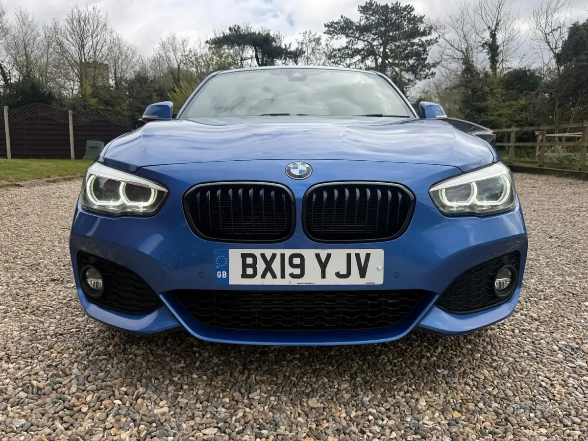 Begagnad BMW 118 Efficient Dynamics 2019 Blå Halvkombi