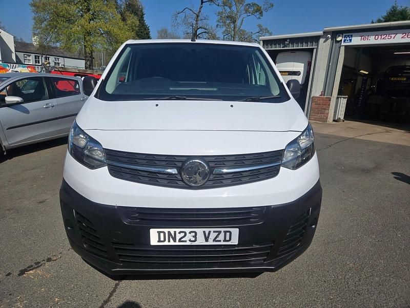 Second-hand Vauxhall Vivaro 100 CP (73 kW) 2023 Alb Monovolum