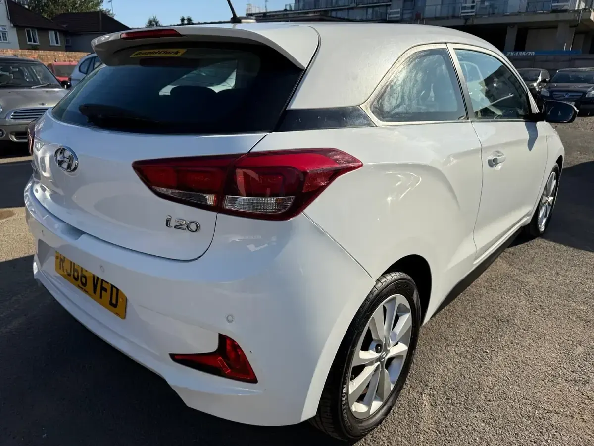 Used Hyundai i20 SE 2016 White Coupe