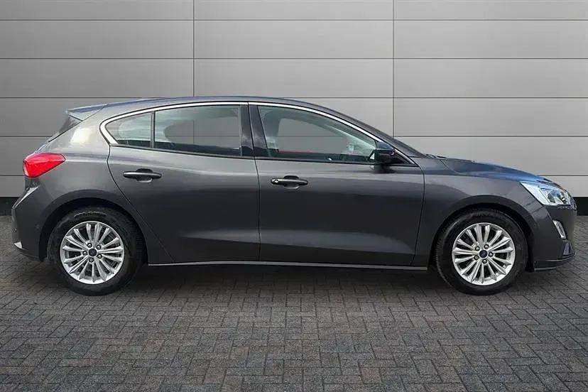 Usado Ford Focus Titanium 120 CV (88 kW) 2019 Gris Utilitario