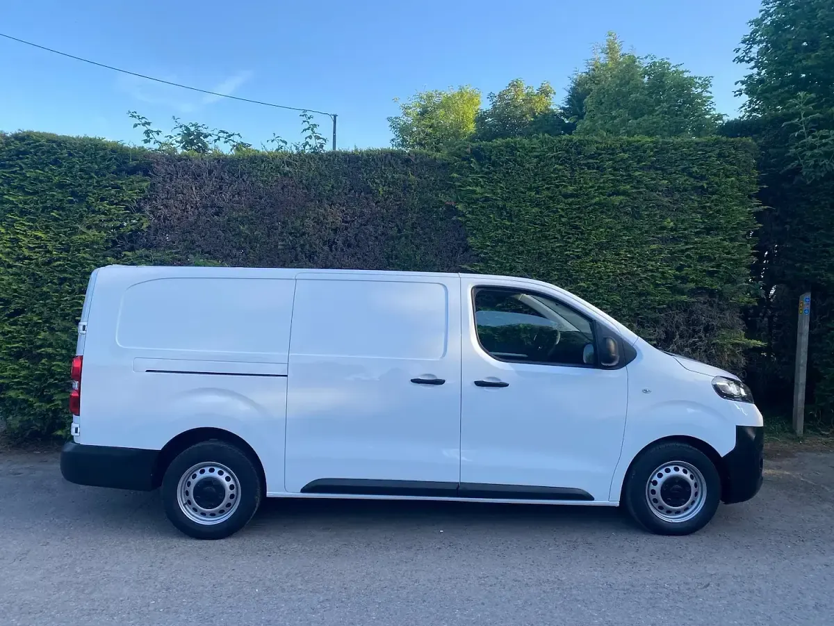 Used Vauxhall Vivaro 100 HP (73 kW) 2021 White MPV