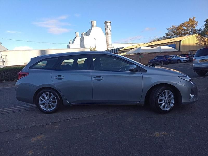 Used Toyota Auris 90 HP (66 kW) 2014 Grey Estate