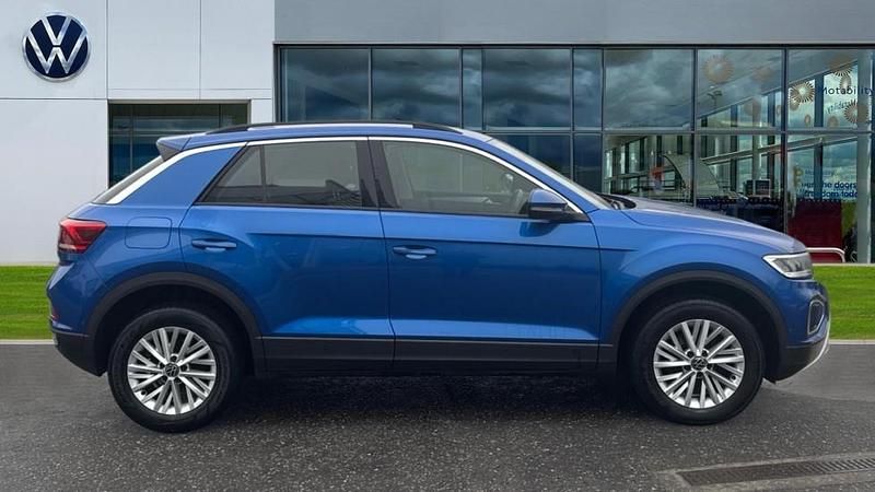 Used VW T-Roc Life 150 HP (110 kW) 2023 Ravenna blue SUV