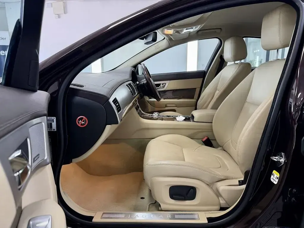 Used Jaguar XF Premium Luxury 240 HP (176 kW) 2013 Red Sedan