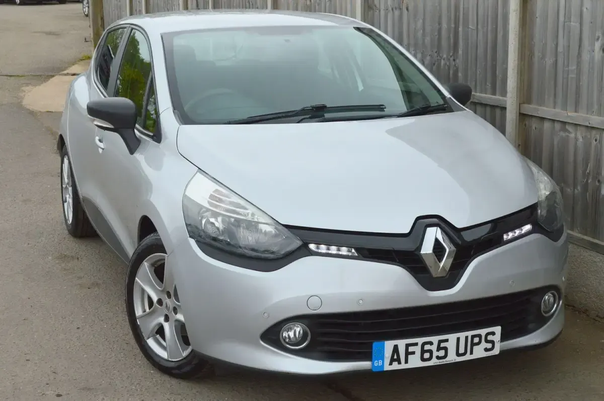 Used Renault Clio Expression+ 75 HP (55 kW) 2015 Silver Hatchback