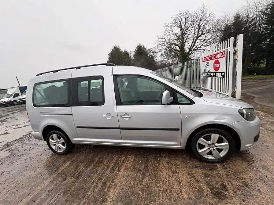 Begagnad VW Caddy Maxi Life 102 HK (75 kW) 2011 Silver Minibuss