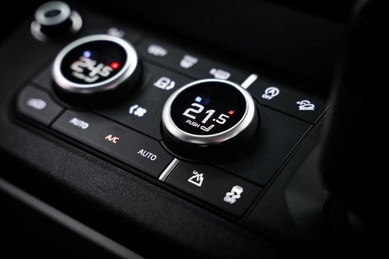 Usado Land Rover Defender SE 300 HP (220 kW) 2021 Preto SUV