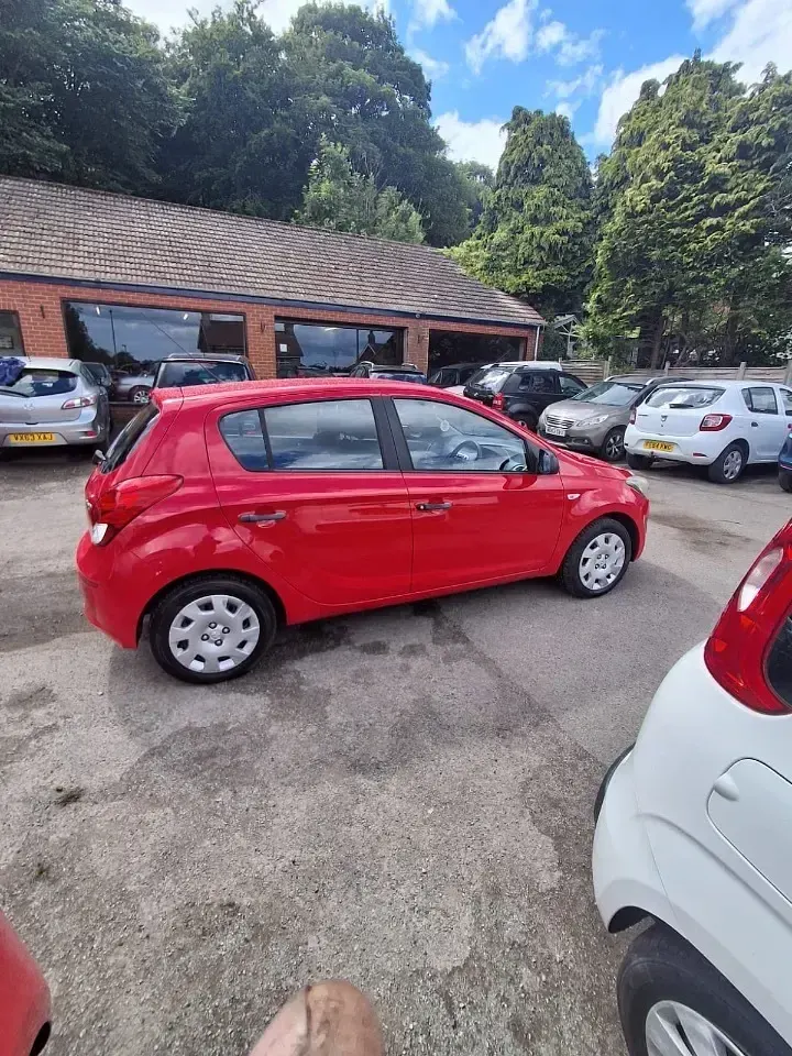 Used Hyundai i20 Classic 86 HP (63 kW) 2013 Red Hatchback