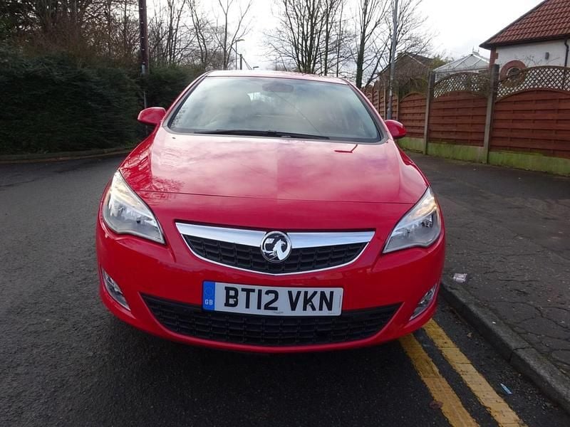 Used Vauxhall Astra 115 HP (84 kW) 2012 Red Hatchback