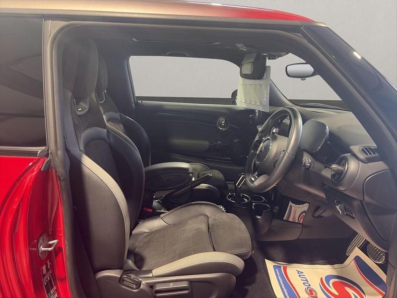 Begagnad Mini Cooper Hatch 2023 Röd Halvkombi