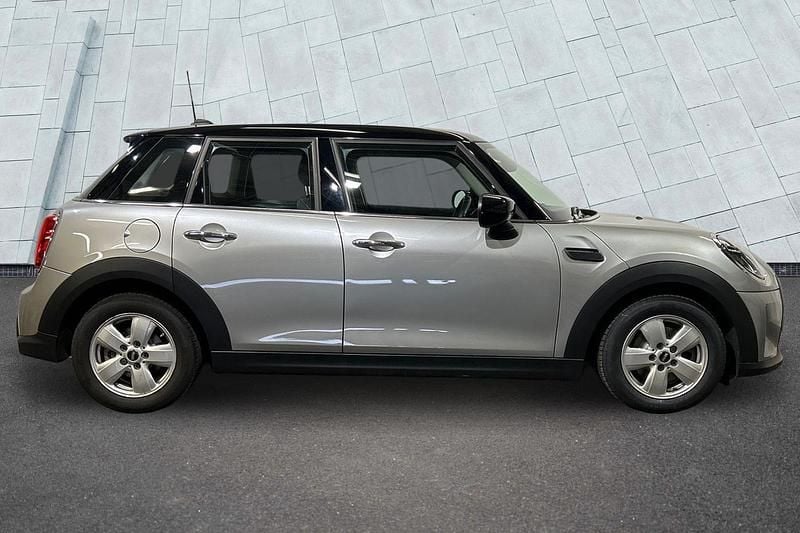 Usado Mini Cooper Classic 134 CV (98 kW) 2023 Plateado Utilitario
