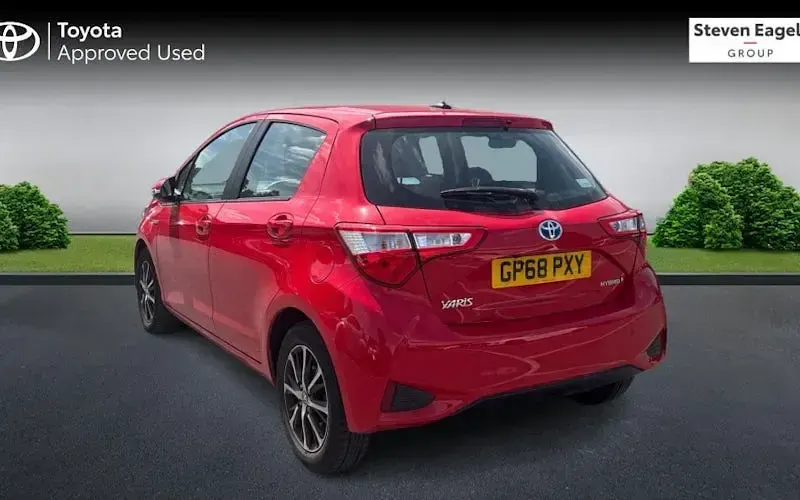 Used Toyota Yaris Hybrid 101 HP (74 kW) 2019 Red Hatchback