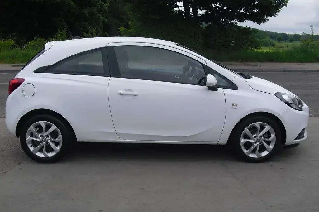 Used Vauxhall Corsa 75 HP (55 kW) 2016 White Hatchback