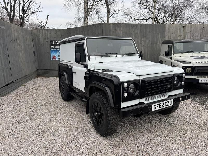 Used Land Rover Defender 122 HP (89 kW) 2012 White Hatchback