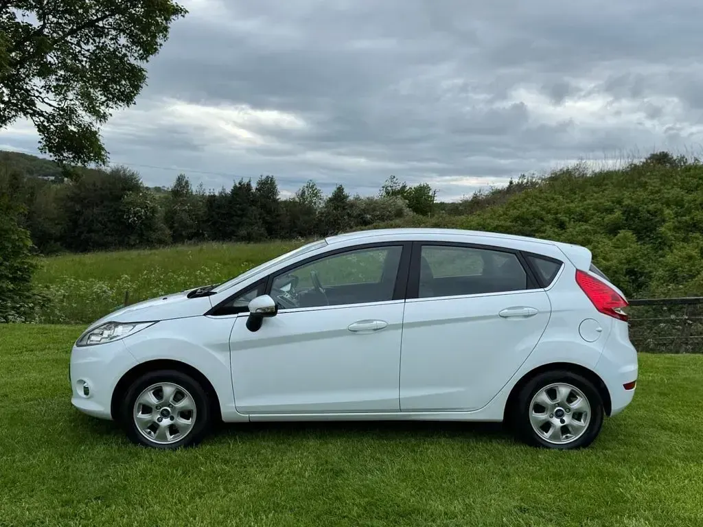 Used Ford Fiesta Zetec 94 HP (69 kW) 2012 White Hatchback