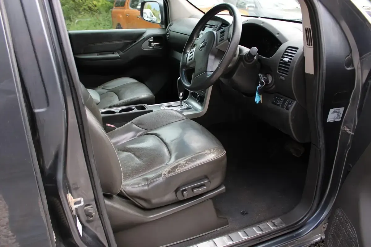 Used Nissan Navara Tekna 2013 Grey Pickup