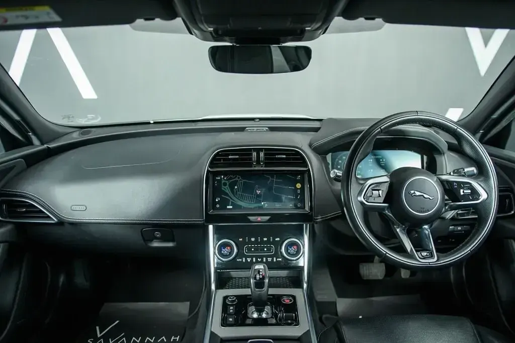 Käytetty Jaguar XE R-Dynamic 204 HP (150 kW) 2021 Valkoinen Sedan