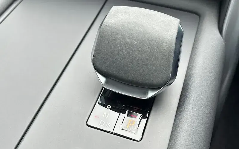 Used Land Rover Discovery 300 HP (220 kW) 2023 Grey SUV