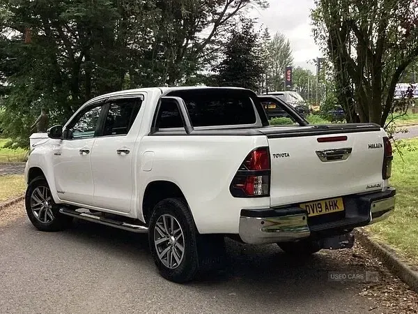 Used Toyota HiLux 150 HP (110 kW) 2019 White Pickup