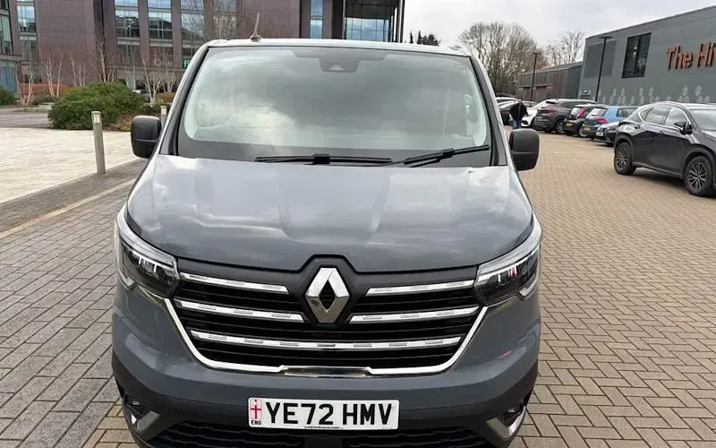 Usado Renault Trafic 150 HP (110 kW) 2022 Cinzento Monovolume