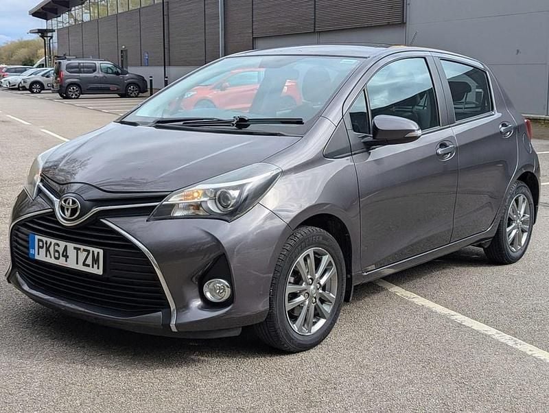 Używany Toyota Yaris 99 KM (72 kW) 2014 Szary Hatchback