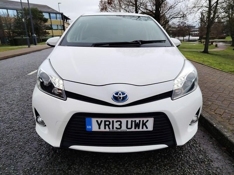 Used Toyota Yaris Hybrid T4 101 HP (74 kW) 2013 White Hatchback