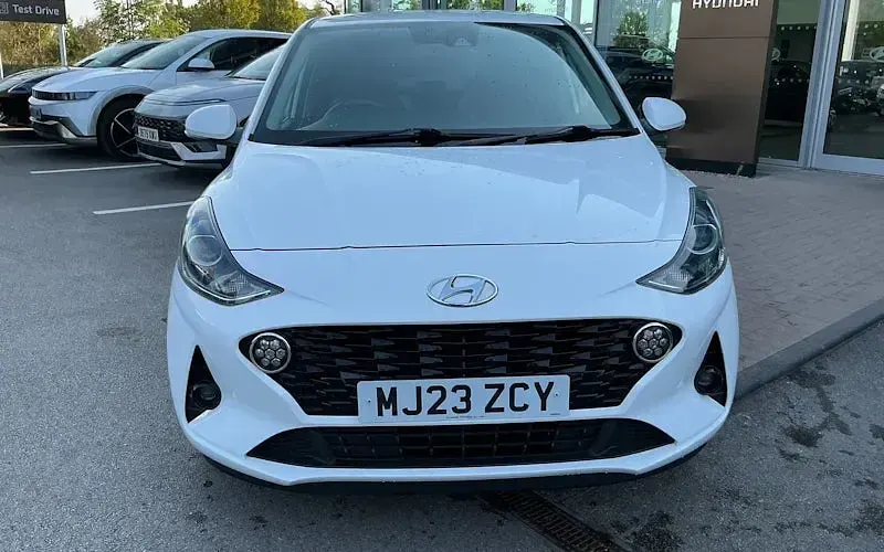 Used Hyundai i10 Premium 67 HP (49 kW) 2023 White Hatchback
