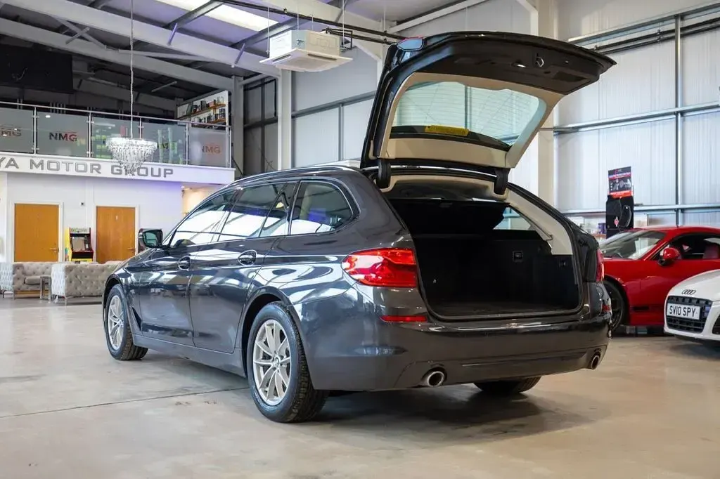 Begagnad BMW 520 Comfort Edition 190 HK (139 kW) 2019 Grå Kombi